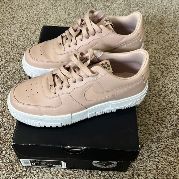 AirForce 1 Pixel - Picture 1 of 3